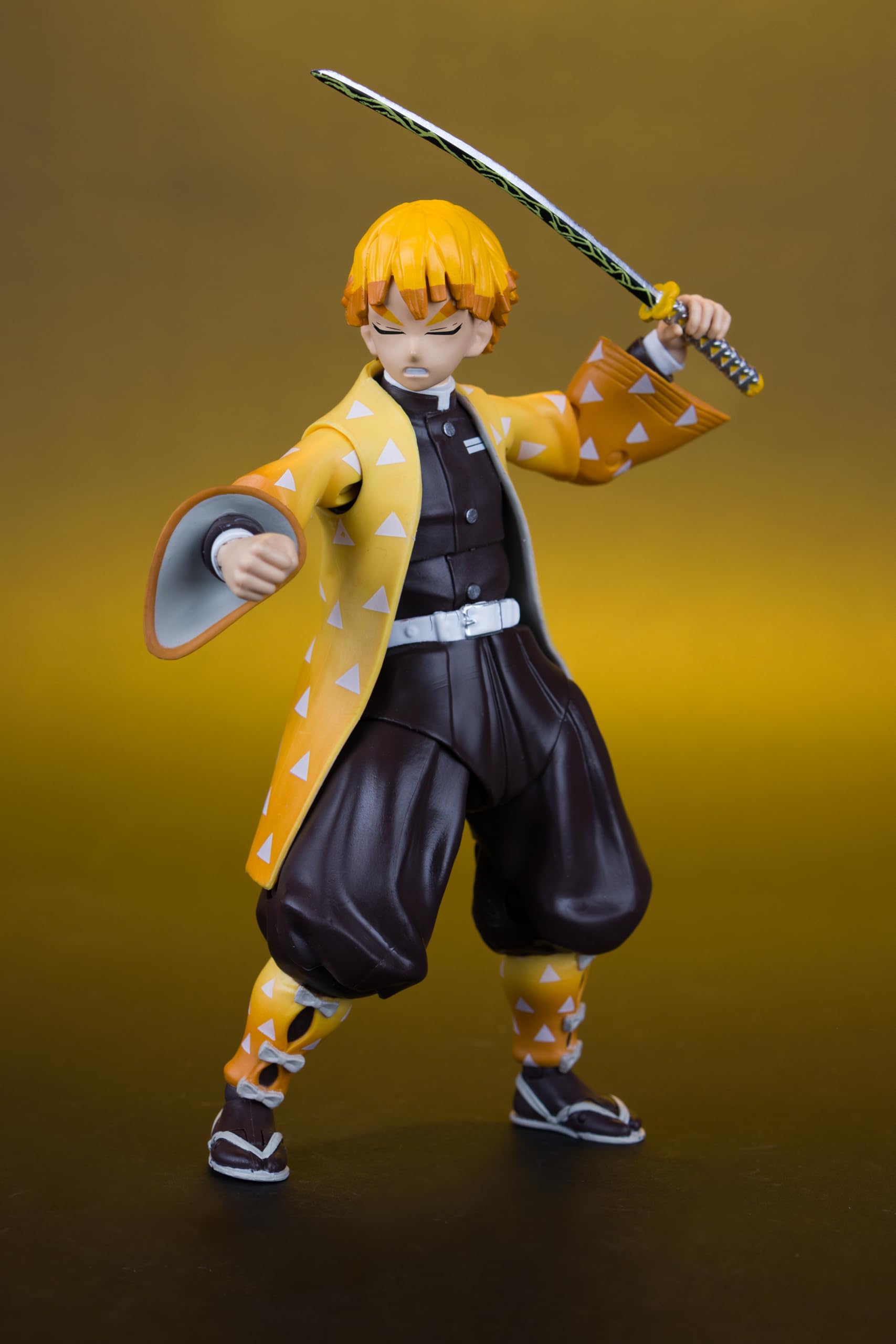 McFarlane Demon Slayer Zenitsu Agatsuma action figure 15 cm Platinum