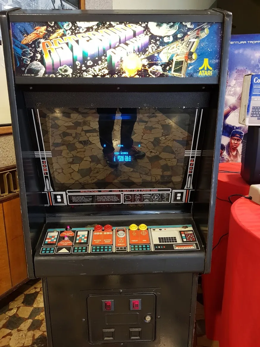 Arcade Story Arcade Asteroids Deluxe 1981 cabinato vettoriale