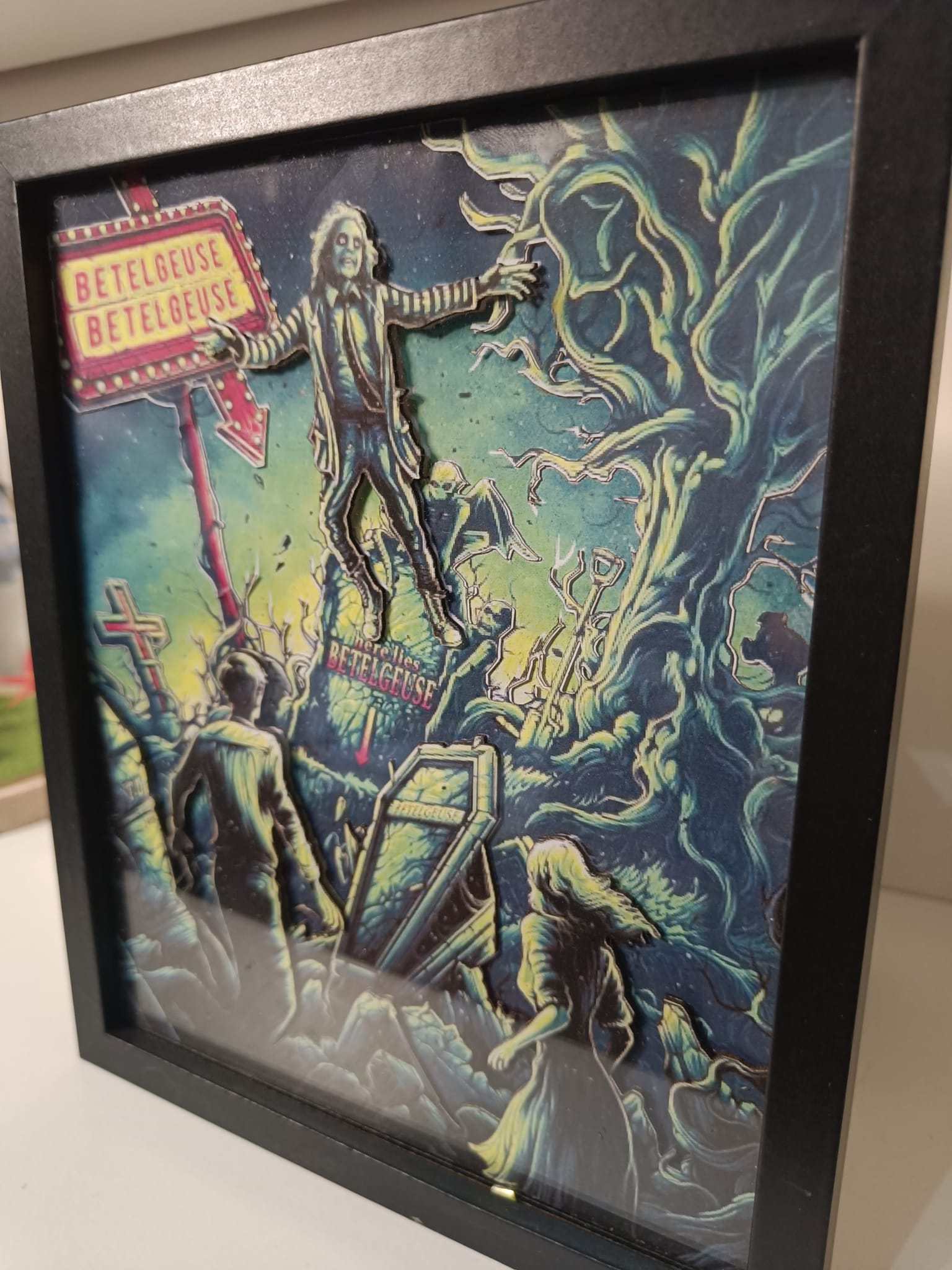 L'Atelier di Zelda Mondi di Luce Beetlejuice lightbox scena cimitero