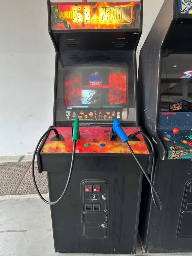 Arcade Story Arcade Area 51 Maximum Force Duo 1998 cabinato