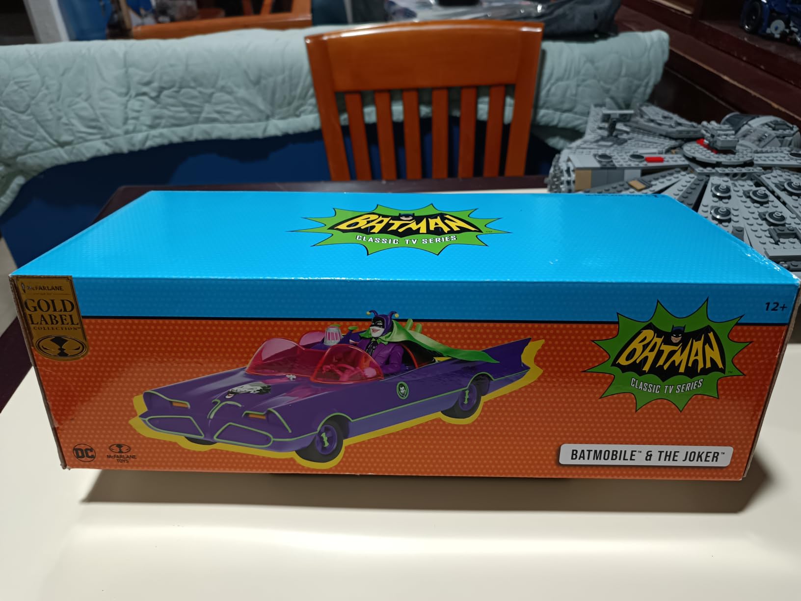 McFarlane DC Retro Batmobile e Joker Batman 66 Gold Label