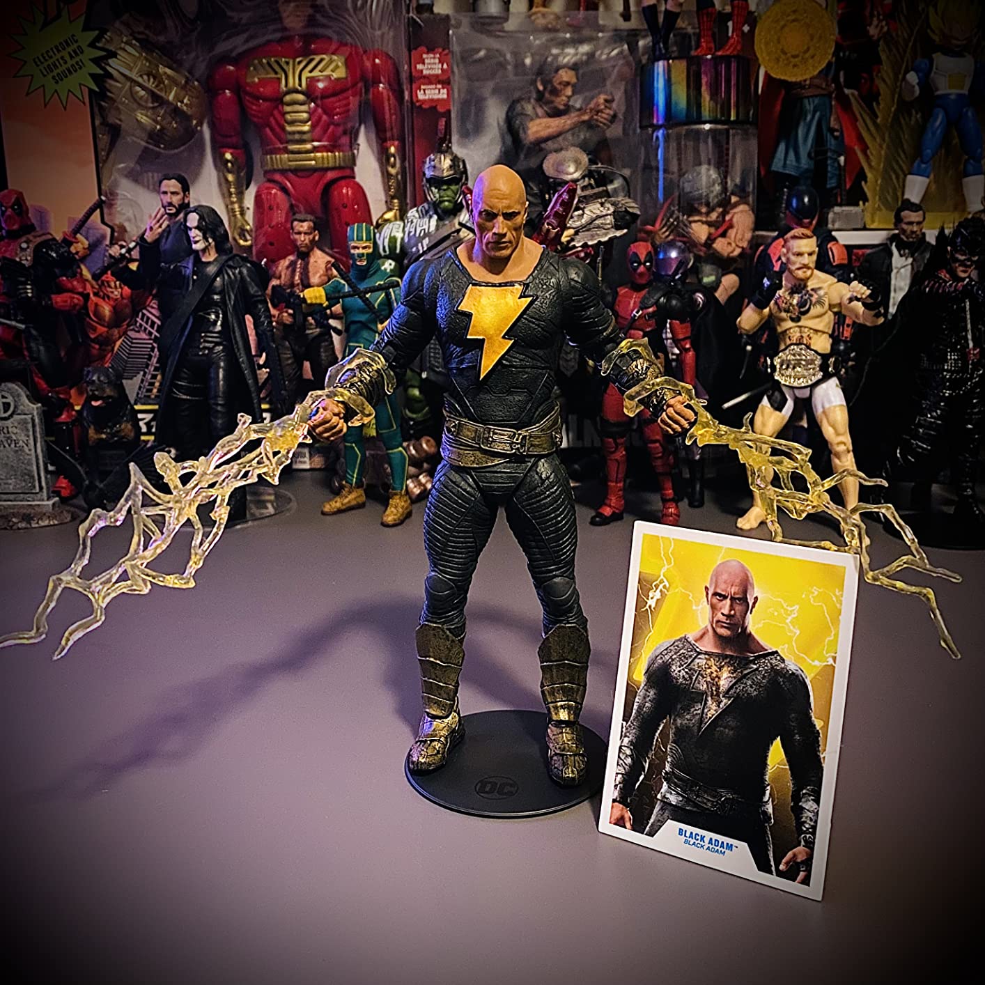 McFarlane DC Multiverse Black Adam action figure con mantello film