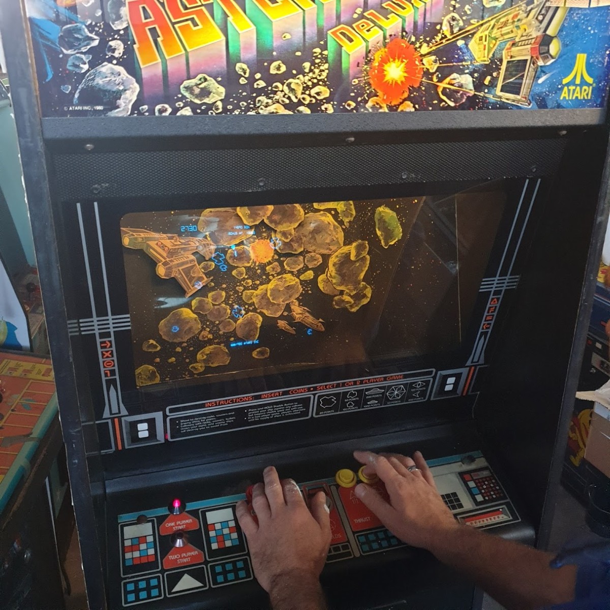 Arcade Story Arcade Asteroids Deluxe 1981 cabinato vettoriale