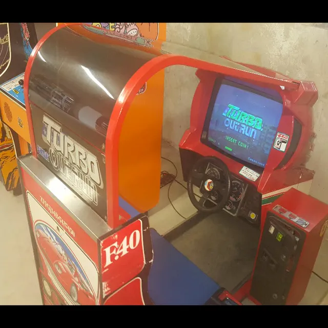 Arcade Story Turbo OutRun cabinato guida Ferrari F40 cockpit