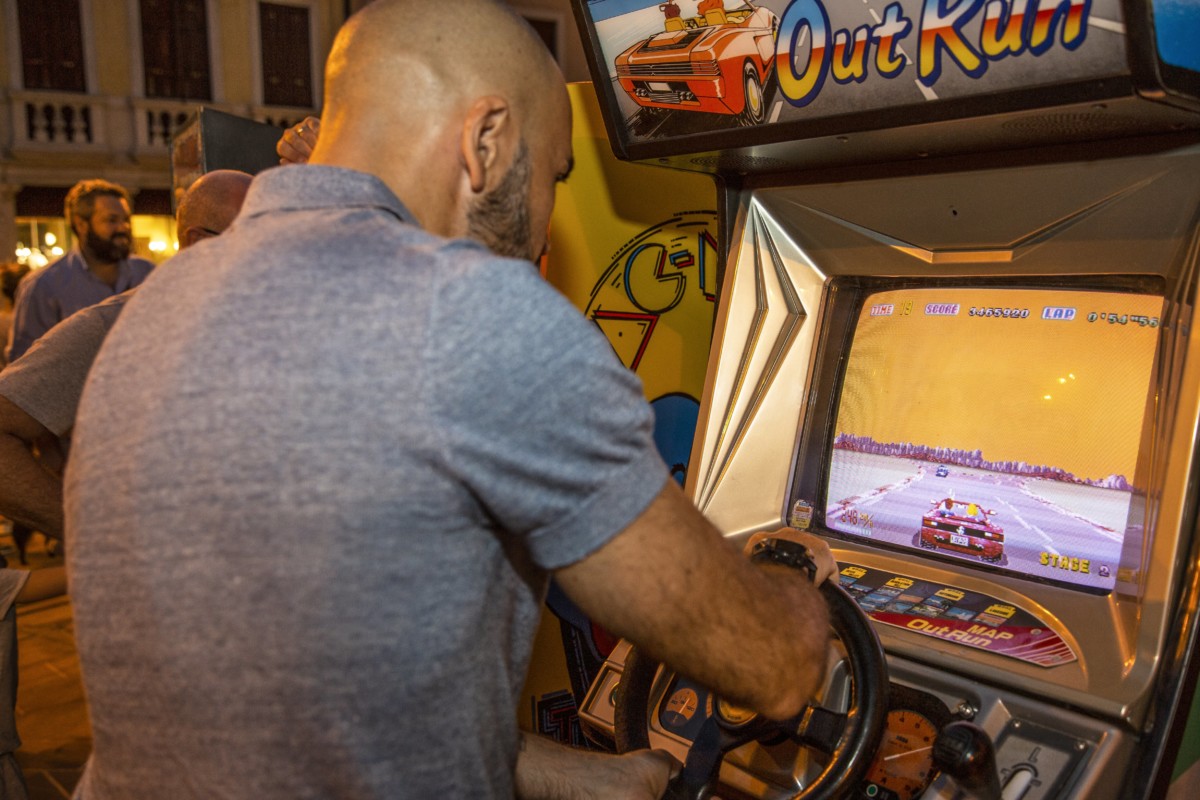 Arcade Story Leggende Out Run 1986 cabinato guida SEGA