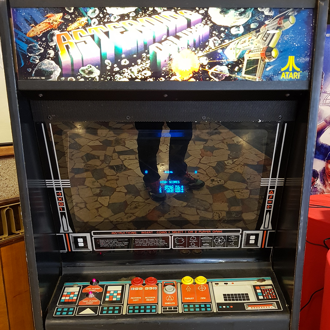 Arcade Story Arcade Asteroids Deluxe 1981 cabinato vettoriale